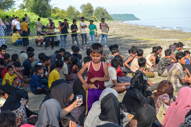 Sejumlah imigran etnis Rohingya beristirahat setelah terdampar di Blang Raya, Kecamatan Muara Tiga, Kabupaten Pidie, Aceh, Minggu (10/12/2023). Foto: Joni Saputra/ANTARA FOTO