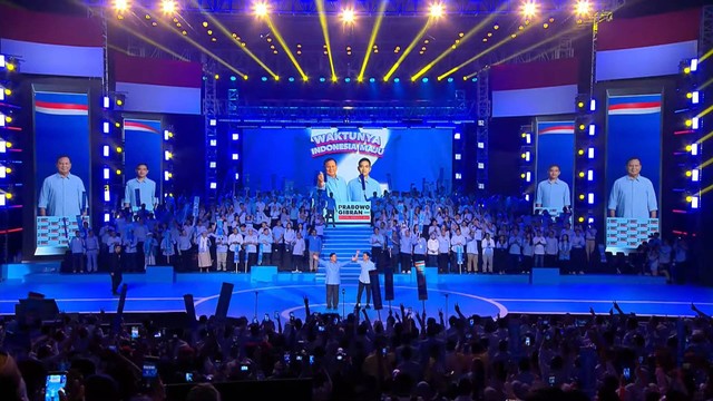 Calon presiden dan wakil presiden nomor urut 2 Prabowo Subianto dan Gibran Rakabuming Raka menghadiri Konsolidasi Pemenangan Prabowo - Gibran di Sentul International Convention Centre, Bogor, Minggu (10/12/2023).
 Foto: Youtube/Waktunya Indonesia Maju