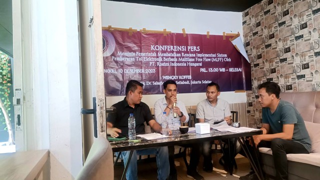 Koalisi Masyarakat Peduli Tol Indonesia (KAMTI) menggelar konferensi pers, Minggu (10/12/2023). Foto: Ghinaa Rahmatika/kumparan