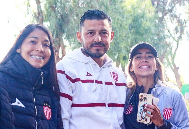Pelatih Necaxa Femenil, Jorge Gomez, dan dua pemainnya. Foto: Instagram/@necaxafemenil