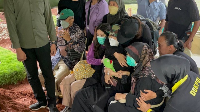 Keluarga menghadiri prosesi pemakaman jenazah empat anak yang dibunuh ayahnya, Panca Darmansyah (40), di TPU Bedahan, Sawangan, Kota Depok, Minggu (10/12/2023). Foto: kumparan