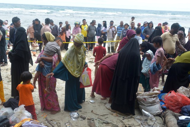 Sejumlah imigran etnis Rohinga kembali mendarat di pantai desa Ie Meule, kecamatan Suka Jaya, Pulau Sabang, Aceh, Sabtu (2/12/2023). Foto: Ampelsa/Antara Foto