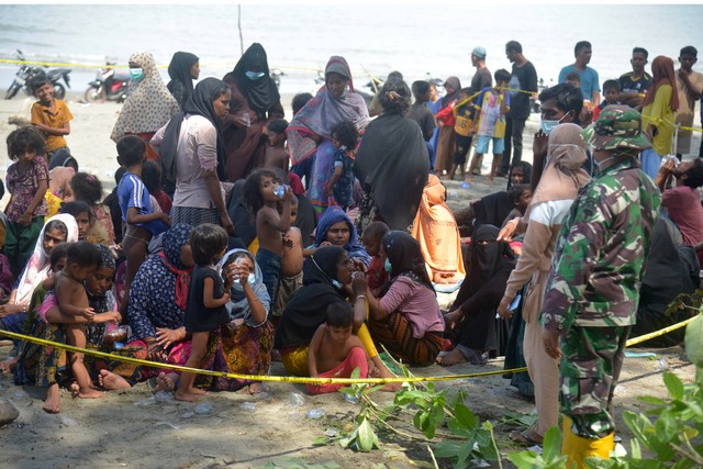 Petugas melakukan pendataan terhadap imigran Rohingya yang baru terdampar di Desa Blang Raya, Kabupaten Pidie, Aceh, Minggu (10/12/2023). Foto: Ampelsa/Antara Foto