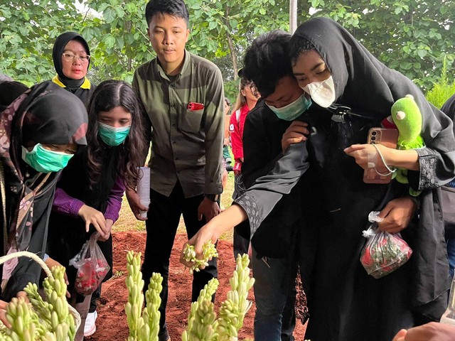 Devnisa (kanan) hadiri pemakaman 4 anaknya yang jadi korban maut di Jagakarsa. Foto: kumparan