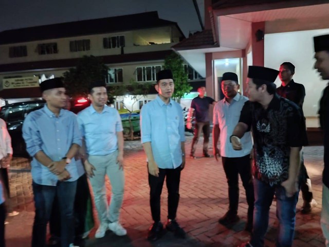 Cawapres nomor urut 2, Gibran Rakabuming Raka, menyambangi Pondok Pesantren Al-Tsaqafah, Jakarta Selatan, malam ini, Minggu (10/12/2023). Foto: Fadhil Pramudya/kumparan