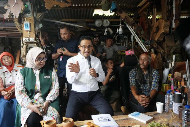 Capres Anies Baswedan menyambangi kediaman aktivis lingkungan dan budayawan Sunda di Kuningan, Maman Akar, Sabtu (9/12/2023). Foto: Dok. Istimewa