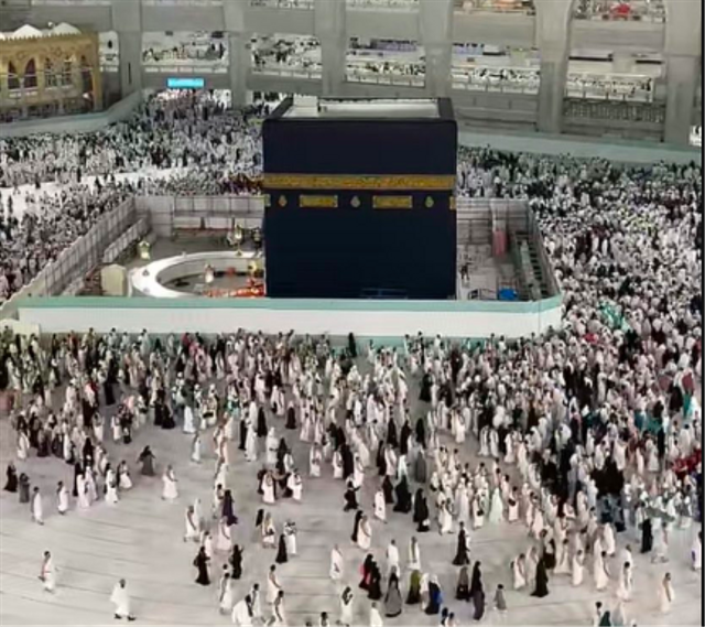 Pemeliharaan rutin Ka'bah di Masjidil Haram, Makkah, Sabtu (9/12/2023). Ka'bah dikelilingi pagar cukup tinggi sehingga jemaah tak bisa menyentuh Ka'bah. Foto: Twitter/TheHolyMosques