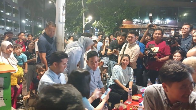 Usai menyambangi Pondok Pesantren Al-Tsaqafah, Cawapres nomor urut 2 Gibran Rakabuming Raka menyapa warga di sekitar Blok M, Minggu (10/12/2023). Foto: Fadhil Pramudya/kumparan