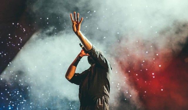 Ilustrasi Denny Chaknan adalah Seorang Komponis dan Penyanyi yang Mempunyai Aliran Musik Campursari Sumber Unsplash/Austin Neill