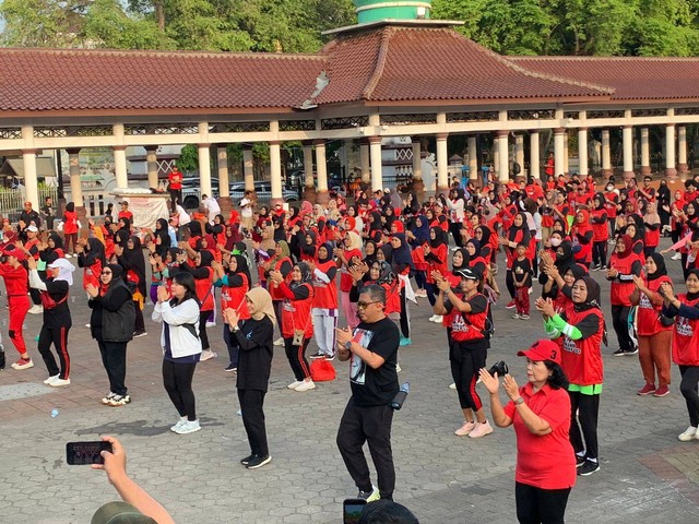 Sekjen PDIP Hasto Kristiyanto bersama istri dari Ganjar Pranowo, Siti Atiqoh melakukan senam Sicita (Senam Cinta Tanah Air Indonesia) bersama warga Serang di Alun-alun Kota Serang, Banten pada Senin (11/12/2023). Foto: Luthfi Humam/kumparan