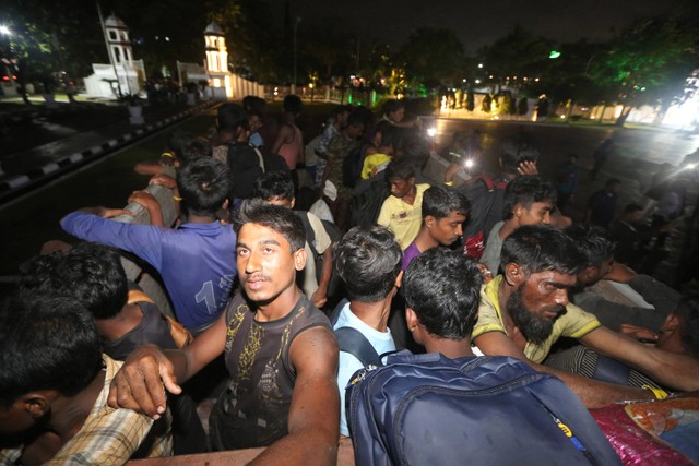 Imigran etnik Rohingya asal Myanmar menaiki kendaraan menuju tempat penampungan sementara di Banda Aceh, Aceh, Minggu (10/12/2023) malam. Foto: ANTARA FOTO/Irwansyah Putra