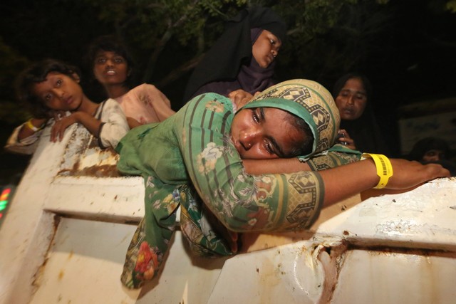 Imigran etnik Rohingya asal Myanmar menaiki kendaraan menuju tempat penampungan sementara di Banda Aceh, Aceh, Minggu (10/12/2023) malam. Foto: ANTARA FOTO/Irwansyah Putra