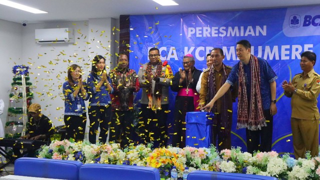 Keterangan foto:Penekanan tombol peresmian BCA KCP Maumere oleh Kepala Kantor Wilayah IV BCA Harijanto, dan Penjabat Bupati Sikka, Adrianus Firminus Parera, Senin (11/12/2023) pagi. Foto:Mario WP Sina.