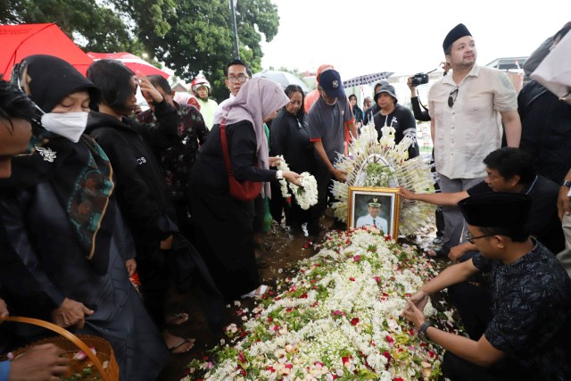 Prosesi pemakaman eks Wali Kota Batu Eddy Rumpoko di Taman Makam Pahlawan (TMP) Kota Batu. Foto: Prokopim Pemkab Batu
