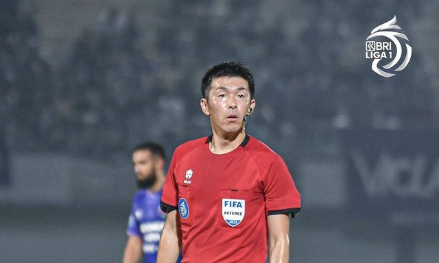 Wasit asal Jepang, Yusuke Araki, memimpin pertandingan Liga 1 2023/24 antara Persita Tangerang vs Persikabo di Indmilk Arena, Tangerang, pada Minggu (10/12). Foto: Instagram/@liga1match