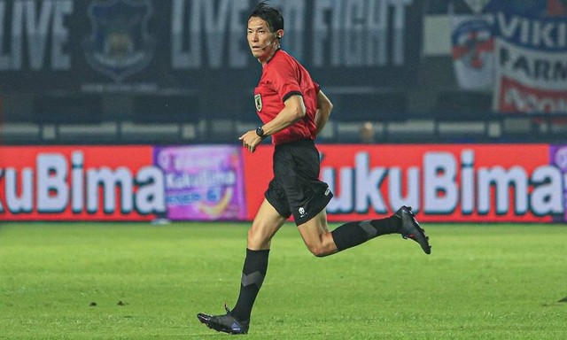 Wasit asal Jepang, Futoshi Nakamura, memimpin pertandingan Liga 1 2023/24 antara Persib Bandung vs Persik Kediri di Stadion Gelora Bandung Lautan Api, Bandung, pada Minggu (10/12). Foto: Instagram/@liga1match