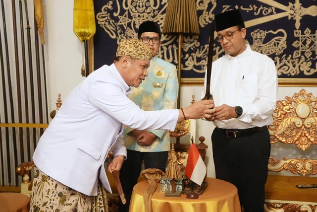 Capres nomor urut 1 Anies Baswedan memegang Keris Sanghyang Naga Sunan Gunung Jati dari Sultan Sepuh Kasultanan Kasepuhan XV, PRA Luqman Zulkaedin saat berkunjung ke Keraton Kasepuhan Cirebon, Jawa Barat, Sabtu (9/12). Foto: Dok. Istimewa