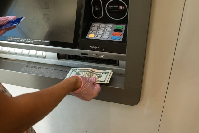 Tarik tunai adalah proses penarikan uang melalui mesin ATM. Foto: Pexels.com