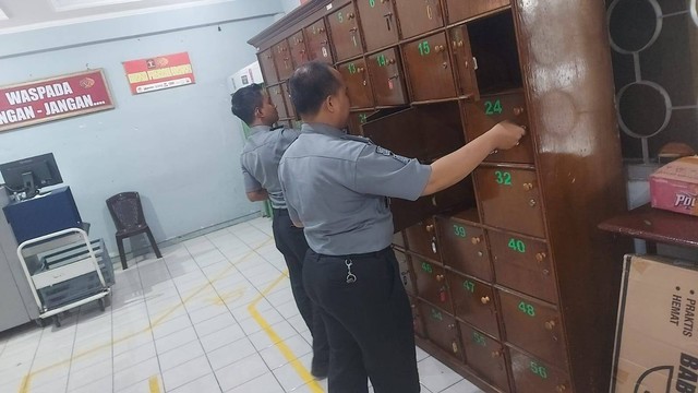 Periksa Loker Penitipan Barang,Petugas Pastikan Tidak Ada Barang Yang Tertinggal