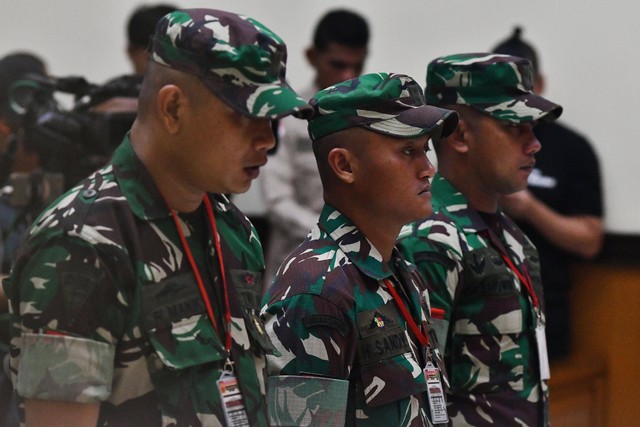 Tiga anggota TNI AD yang menjadi terdakwa kasus pembunuhan berencana Praka Riswandi Manik bersama Praka Heri Sandy dan Praka Jasmowir menjalani sidang putusan di Pengadilan Militer II-08, Jakarta Timur, Senin (11/12/2023). Foto: Fakhri Hermansyah/ANTARA FOTO