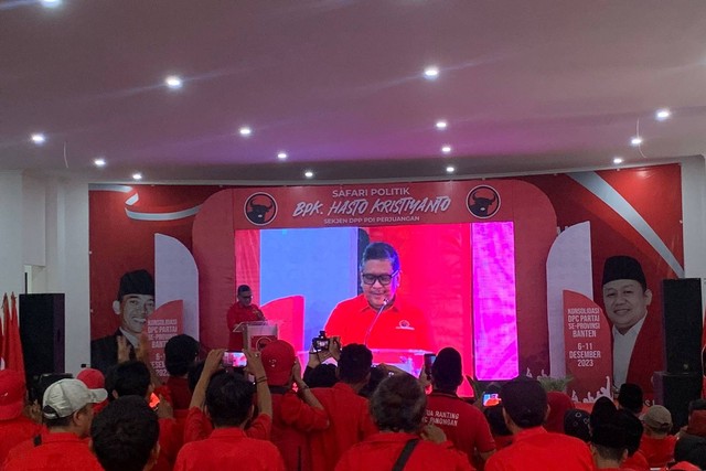 Sekjen PDI Perjuangan Hasto Kristiyanto dalam agenda safari poliik dan konsolidasi pemenangan di DPC PDIP Kabupaten Tangerang, Senin (11/12/2023). Foto: Luthfi Humam/kumparan