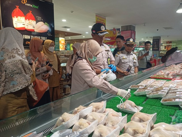 Tim terpadu jaringan keamanan pangan daerah Lampung saat melakukan sidak di Chandra Departement Store. | Foto : Galih Prihantoro/ Lampung Geh