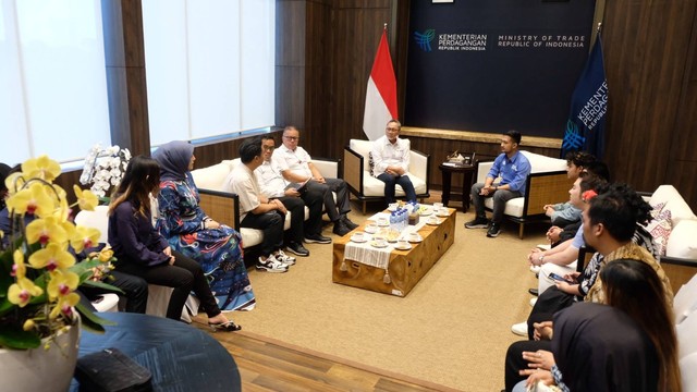 Menteri Perdagangan Zulkifli Hasan menemui perwakilan pedagang TikTok Shop di kantornya di gedung Kementerian Perdagangan, Jakarta, Senin (11/13). foto: kumparan 