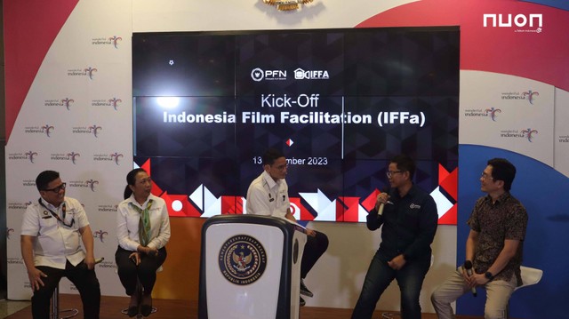 Menteri Pariwisata dan Ekonomi Kreatif, Sandiaga Uno (tengah), Deputi Bidang Pemasaran, Ni Made Ayu Marthini, (kedua dari kiri), Deputi Ekonomi Digital dan Produk Kreatif, Neil El Himam (paling kiri), dan Direktur Utama PFN, Dwi Heriyanto (kedua dari kanan) dan COO Nuon, Chandra Tamrin (paling kanan) pada kick off peresmian Indonesia Film Facilitation (IFFa) di Jakarta beberapa waktu lalu. Foto: dok. Telkom Indonesia