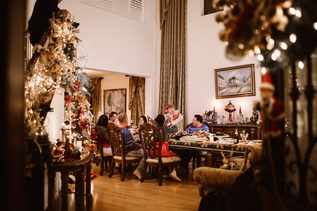 Ilustrasi keluarga yang merayakan Natal. Foto: Pexels