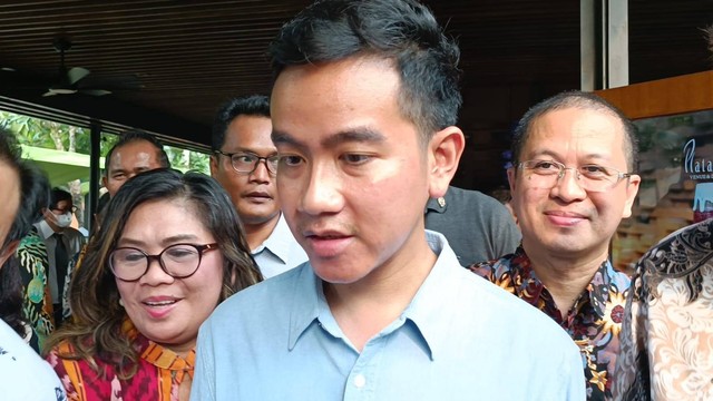 Cawapres nomor urut 2, Gibran Rakabuming Raka, saat berdiskusi dengan para Pendeta dan Cendikiawan Kristen, di Pidari Lounge, Plataran Hutan Kota Senayan, Senin (11/12/2023). Foto: Fadhil Pramudya/kumparan