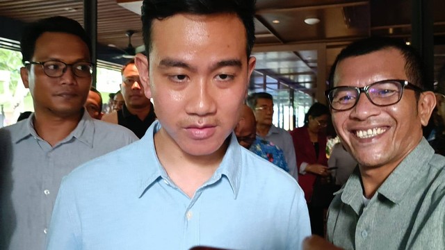 Cawapres nomor urut 2, Gibran Rakabuming Raka, saat berdiskusi dengan para Pendeta dan Cendikiawan Kristen, di Pidari Lounge, Plataran Hutan Kota Senayan, Senin (11/12/2023). Foto: Fadhil Pramudya/kumparan