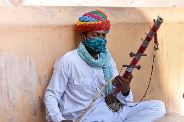 Ilustrasi Sitar Merupakan Alat Musik Klasik Dari India yang Termasuk Alat Musik. Sumber: Unsplash/Varun Verma