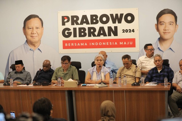 Tim Kampanye Nasional (TKN) Prabowo Subianto-Gibran Rakabuming Raka mengumpulkan sejumlah aktivis 98 menjelang debat resmi capres-cawapres yang digelar KPU pada Selasa (12/12/2023). Foto: Dok. Istimewa
