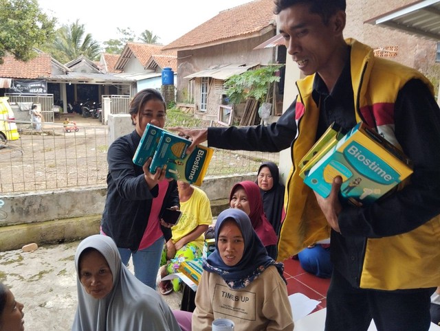 Relawan Calon Anggota DPRD Kabupaten Cianjur dari Dapil Cianjur 4, Metty Triantika, menyalurkan bantuan sosial berupa susu gratis secara pribadi untuk membantu percepatan penurunan angka stunting kepada warga di Kecamatan Mande, Kabupaten Cianjur. Foto: Istimewa