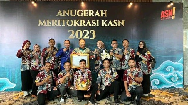 Bupati Jember Hendy Siswanto saat menerima penghargaan Anugerah Meritokrasi 2023. Foto: Pemkab Jember