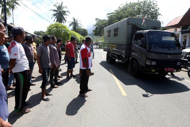 Warga menolak penempatan dan mengusir truk Satpol PP dan WH yang membawa imigran Rohingya di UPTD Rumoh Seujahtera Beujroh Meukarya Dinas Sosial Provinsi Aceh, Ladong, Aceh Besar, Aceh, Senin (11/12/2023). Foto: Irwansyah Putra/Antara Foto