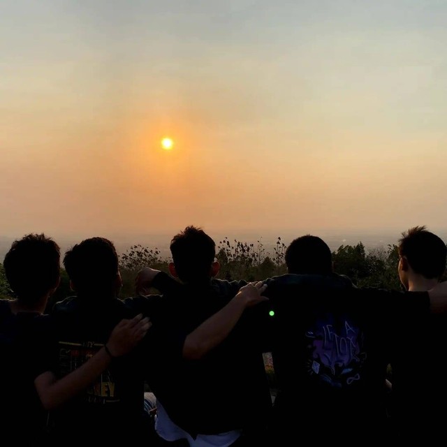 Foto menikmati sunset, sumber: milik pribadi