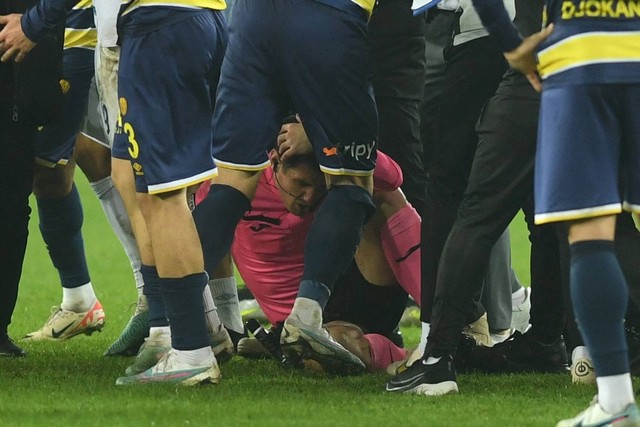 Wasit Halil Umut Meler tergeletak di tanah di akhir pertandingan sepak bola Super Lig Turki antara MKE Ankaragucu dan Caykur Rizespor di Ankara, Turki, Senin (11/12/2023). Foto: Abdurrahman Antakyali/REUTERS