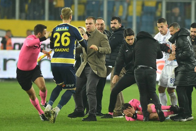 Wasit Halil Umut Meler tergeletak di tanah di akhir pertandingan sepak bola Super Lig Turki antara MKE Ankaragucu dan Caykur Rizespor di Ankara, Turki, Senin (11/12/2023). Foto: Abdurrahman Antakyali/REUTERS