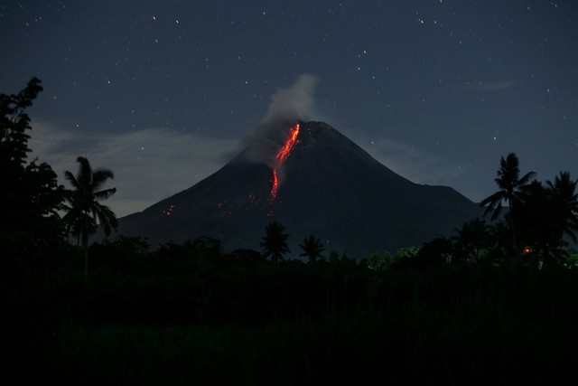 Guguran lava pijar Gunung Merapi terlihat dari Turi, Sleman, DI Yogyakarta, Selasa (12/12/2023).  Foto: Hendra Nurdiyansyah/ANTARA FOTO