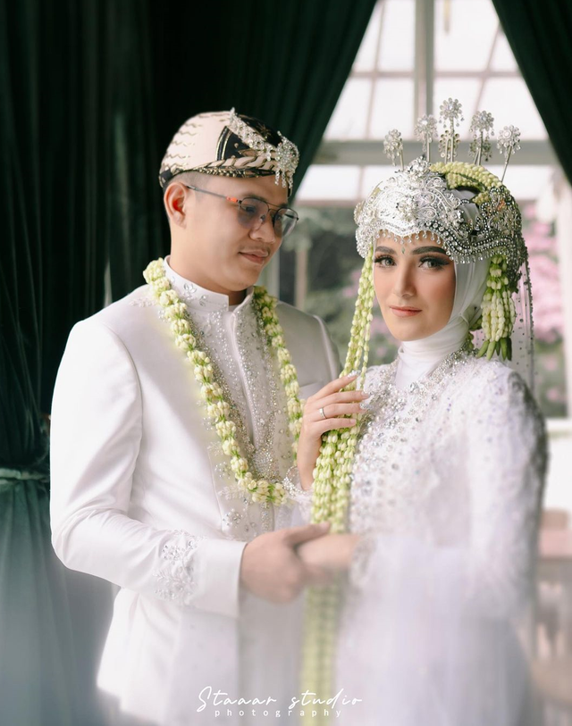 Nadya Mustika Rahayu menikah dengan Iqbal Rosadi. Foto: Instagram/nadyamustikarahayu