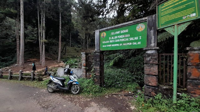 Pintu jalur pendakian Kawah Ratu dan Puncak Salak 1, Balai Taman Nasional Gunung Halimun Salak. Dok: kumparan