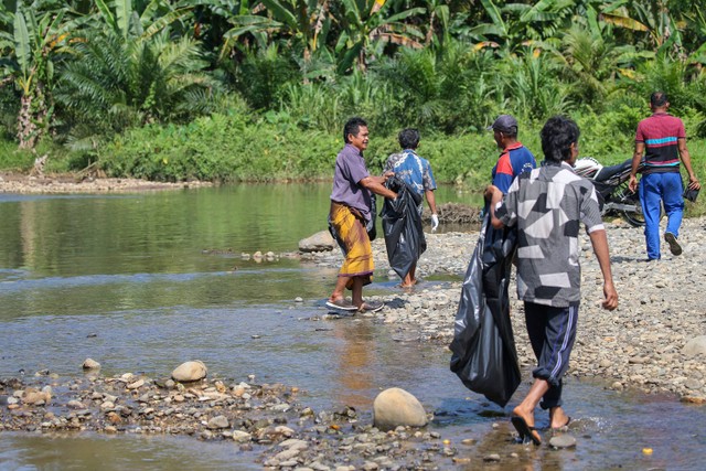 Warga bersama PT Agincourt Resources (PTAR), menginisiasi Aksi Bersih Lingkungan bersama ratusan masyarakat di tiga desa di Kecamatan Batangtoru, Tapanuli Selatan, Sabtu (18/11). Foto: Aditia Noviansyah/kumparan