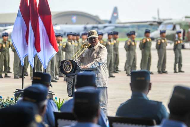 Menteri Pertahanan Prabowo Subianto memberikan sambutan saat serah terima pesawat terbang NC-212i untuk TNI AU di Lanud Halim Perdanakusuma, Jakarta, Selasa (12/12/2023). Foto: Galih Pradipta/ANTARA FOTO