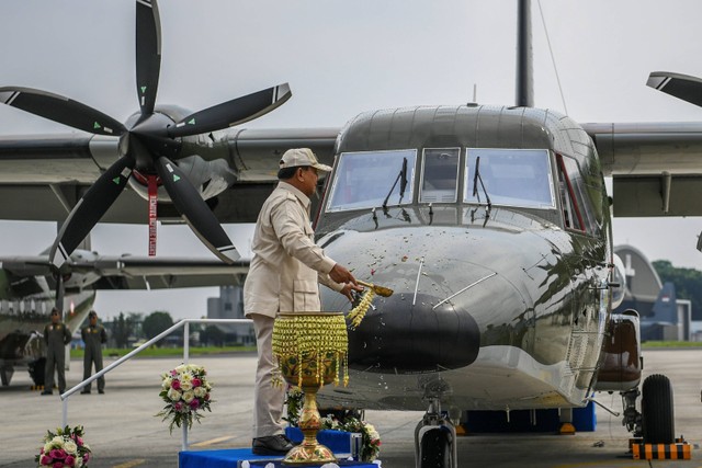 Menteri Pertahanan Prabowo Subianto melakukan penyiraman ke hidung pesawat NC-212i saat serah terima pesawat terbang NC-212i untuk TNI AU di Lanud Halim Perdanakusuma, Jakarta, Selasa (12/12/2023). Foto: Galih Pradipta/ANTARA FOTO