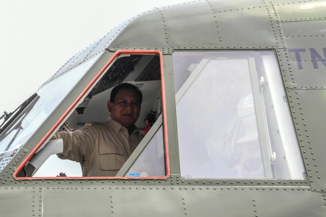 Menteri Pertahanan Prabowo Subianto memeriksa pesawat saat serah terima pesawat terbang NC-212i untuk TNI AU di Lanud Halim Perdanakusuma, Jakarta, Selasa (12/12/2023). Foto: Galih Pradipta/ANTARA FOTO