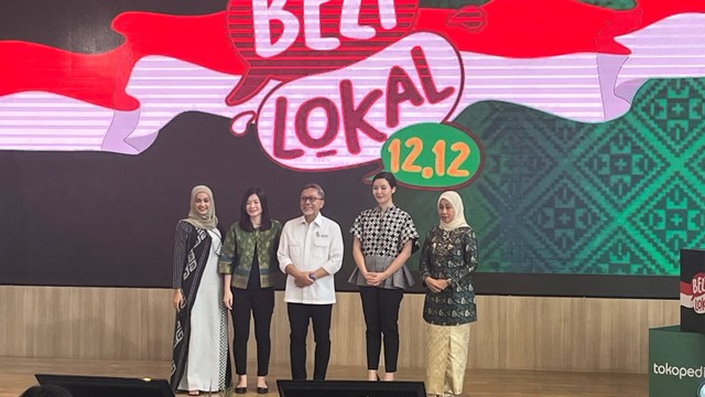 Mendag Zulkifli Hasan, Presiden Tokopedia Melissa Siska Juminto, Executive Director of E-commerce Indonesia TikTok Stephanie Susilo, Pemilik Usaha AyuNabella Jkt menghadiri Kampanye Beli Lokal di Tokopedia Tower, Jakarta Selatan, Selasa (12/12/2023). Foto: Widya Islamiati/kumparan