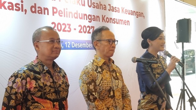 Konferensi pers OJK di Djakarta Theater, Jakarta, Selasa (12/12/2023). Foto: Ave Airiza Gunanto/kumparan
