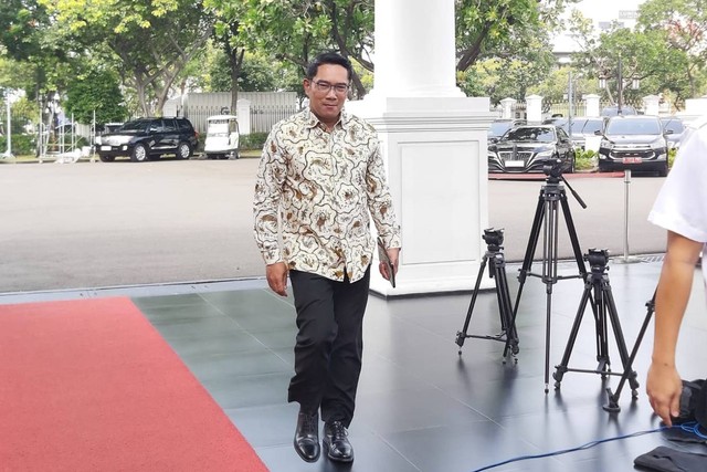 Ridwan Kamil bertemu Presiden Jokowi  untuk membahas review pembangunan IKN di Istana Kepresidenan, Jakarta, Selasa (12/12/2023). Foto: Nadia Riso/kumparan