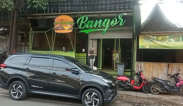 Restoran burger yang terletak di Jalan Surya Sumantri, Kota Bandung, yang melanggar aturan masih belum juga menggubris Pemkot Bandung. Foto: Istimewa